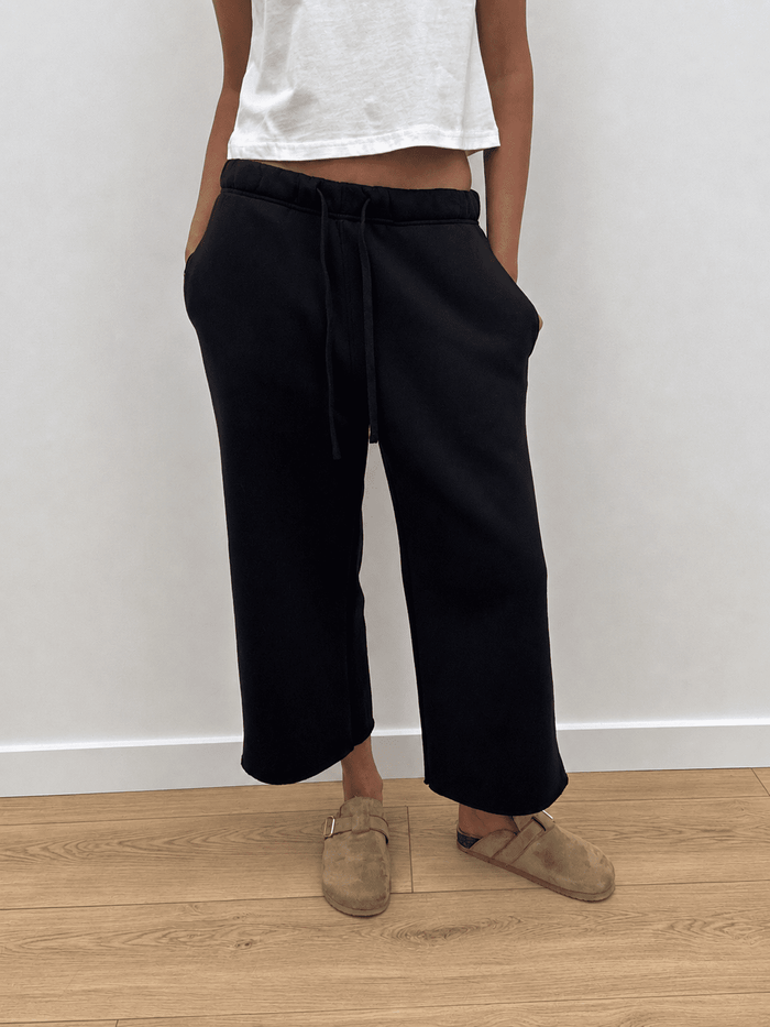 Capri Sweatpants in Black